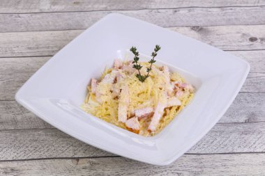 Jambon ve peynirli makarna kekik servis edildi.