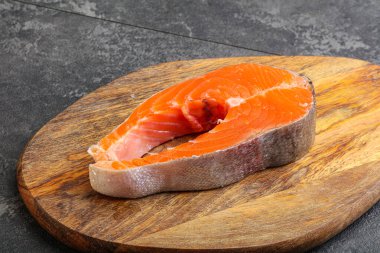 Pişirmek için çiğ somon bifteği.