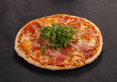 Parmalı pizza, peynir ve roka.