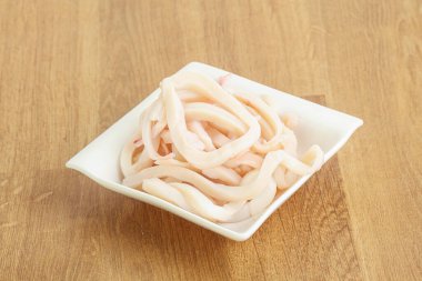 Terbiye edilmiş mürekkep balığı kasede atıştırmalık.