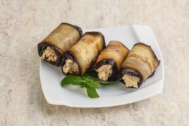 Doldurulmuş patlıcan peynirli ve fındıklı.