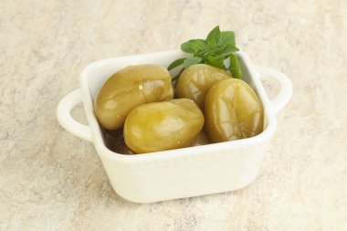 Kavanozda yeşil domates aperatifi.