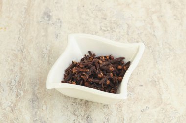 Kuru karanfil aroması kasede.