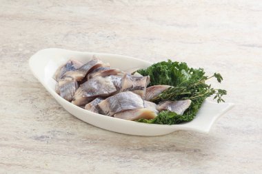 Kavanozda balık fileto dilimi var.