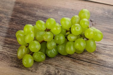 Olgun yeşil üzüm dalı yalıtılmış.