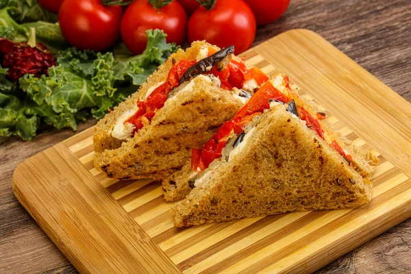 Vegetarisches Club Sandwich Mit Auberginen Und Käse — Stockfoto