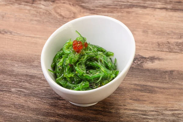 Salad Chukka Tradisional Asia Dalam Mangkuk Disajikan Kaviar Merah — Stok Foto