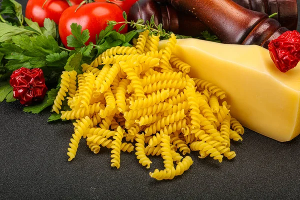 Pâtes Italiennes Crues Fusilli Pour Cuisiner Avec Des Légumes — Photo