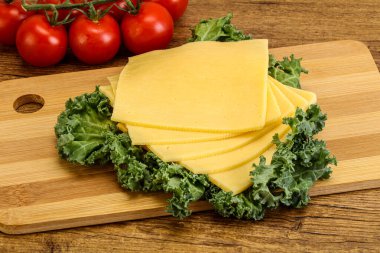 Dilimlenmiş Gauda peyniri.