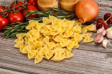 Çiğ İtalyan statü buğday farfalle makarna pişirmek için