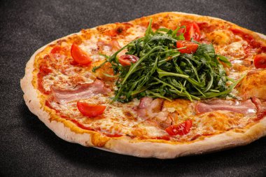 Pastırmalı pizza, peynir ve roka.