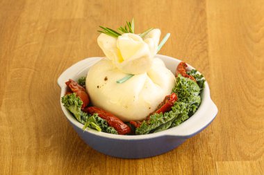 Kurutulmuş domatesli Burrata taze peyniri