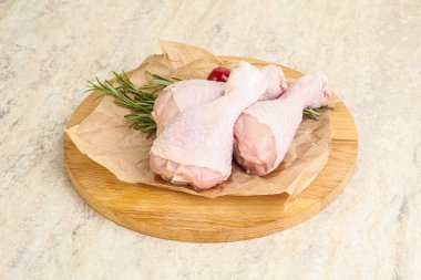 Pişirmek için üç tavuk budu budu.