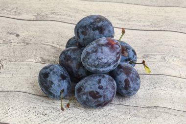 Arkaplanda birkaç olgun erik yığını