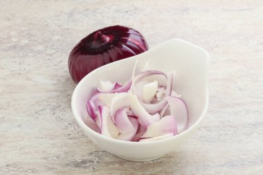Pişirmek ya da atıştırmak için kasede dilimlenmiş kırmızı soğan