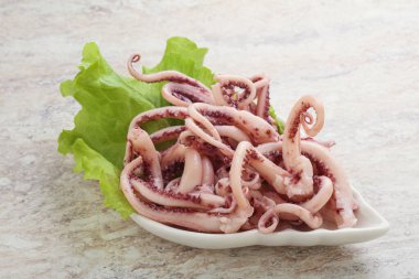 Tabakta marine edilmiş kalamar dokunaçları var.