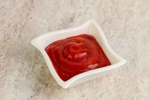 Sıcak ve baharatlı Sriracha sosu kasede