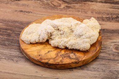 Kızartma için çiğ domuz eti şnitzel.