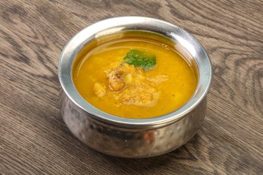 Füme et ve sebzeli bezelye çorbası.