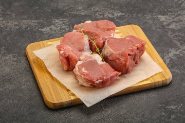 Pişirmek için çiğ domuz filetosu.