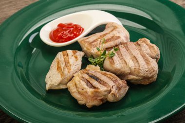 Domates soslu ızgara domuz filetosu kekik servis edilir.