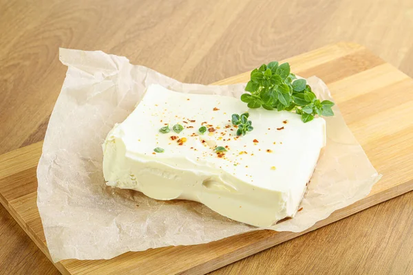 Queso Feta Griego Sobre Mesa Servido Hierbas —  Fotos de Stock