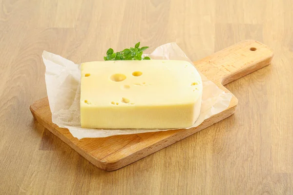 Maasdam Peynirli Tuğla Tahtada — Stok fotoğraf
