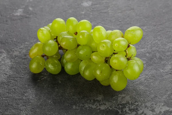 Olgun yeşil üzüm dalı yalıtılmış.