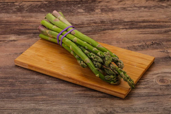 Vejetaryen mutfağı - Pişirmek için çiğ kuşkonmaz yığını