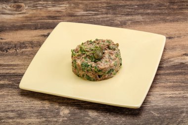 Kaparili çiğ tartar atıştırmalığı.