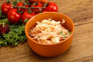 Lahana ve havuçlu vejetaryen lahana salatası.