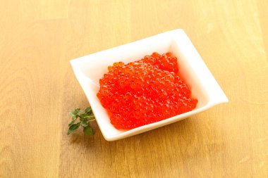 Rus kırmızı havyarı kasede.