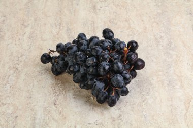 Arka planda izole edilmiş mor üzüm dalı