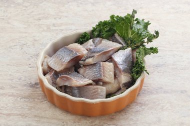 Kavanozda balık fileto dilimi var.