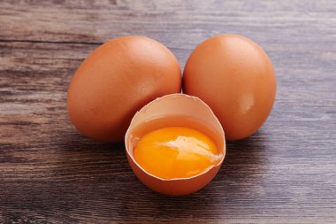 Doğal arkaplanda taze tavuk yumurtası.