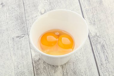 Tavuk yumurtası yemek için kasede.