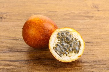 Dilimlenmiş tropik tatlı ve sulu Tutku meyvesi