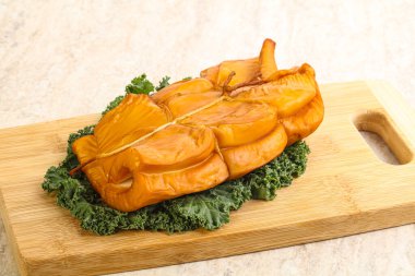 Tütsülenmiş kalamar aperatifi izole edilmiş.