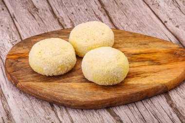 Çiğ patates ezmesi - doldurulmuş patates pirzolası - pişirmek için.