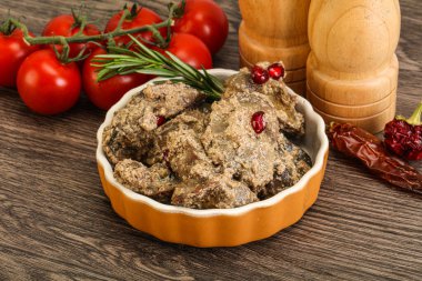 Krema soslu tavuk ciğeri biberiye servis edildi.