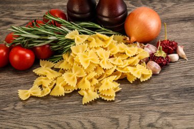 Çiğ İtalyan statü buğday farfalle makarna pişirmek için