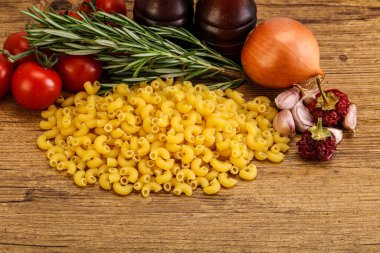 Çiğ İtalyan buğday makarnası - Chifferi rigati pişirmek için