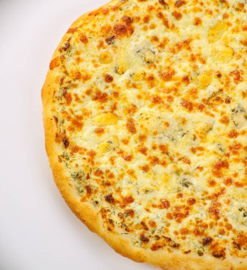 Dört peynirli İtalyan geleneksel pizzası.