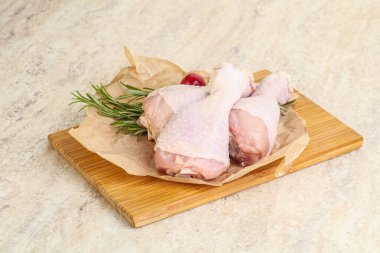 Pişirmek için üç tavuk budu budu.