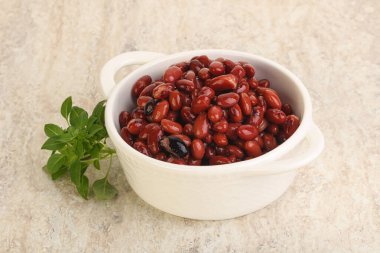 Fesleğende kırmızı böbrek fasulyesi vardı.