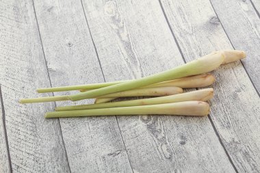 Çiğ limon sapı aroması yemek pişirmek için.