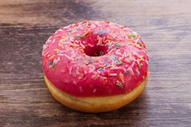 Tatlı jöleli meyveli çörek ve kremalı tatlı.