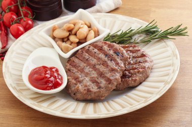 Sos ve fasulyeli ızgara biftek burger pirzolası.