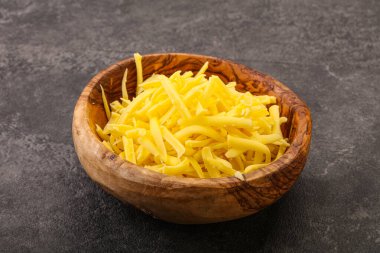 Yemek pişirmek için kasede dilimlenmiş sarı peynir.