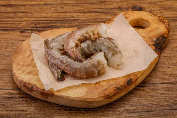 Çiğ kaplan karides yığını yemek için.